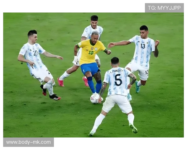 哥伦比亚队边路突破犀利,助力球队攻破对手防线 哥伦比亚队边路突破犀利,助力球队攻破对手防线